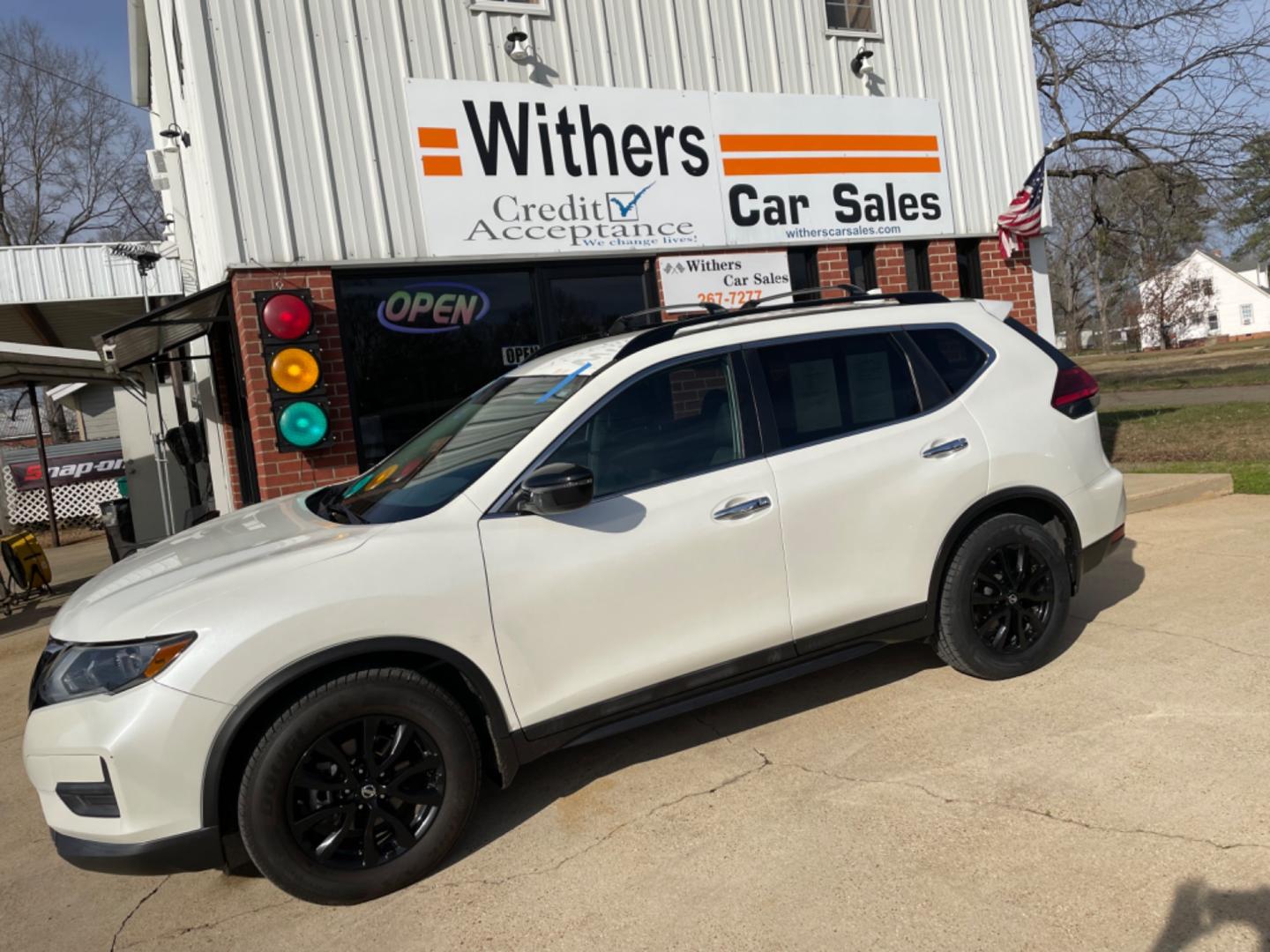 2017 White /Black Nissan Rogue SV 2WD (5N1AT2MT3HC) with an 2.5L L4 DOHC 16V engine, CVT transmission, located at 204 Hwy. 16 East, Carthage, MS, 39051, (601) 267-7277, 0.000000, 0.000000 - Photo#0